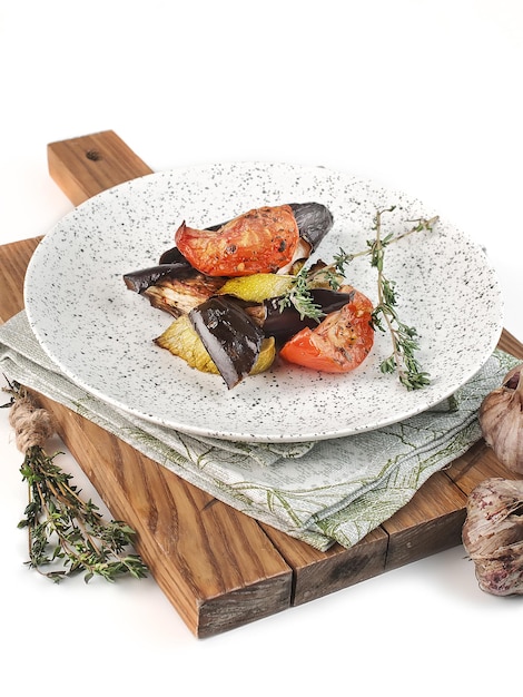 świeże składniki i talerz z jedzeniem